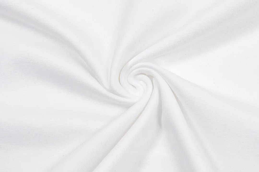 P200 CHROME HEARTS LoGo is fashionable and elegant, with a dropped shoulder style. The fabric is made of 26s double-yarn combed cotton compact spinning yarn with a weight of 280. It is matched with 1*1 Salona rib. The fabric is fermented and has a loose fit. Color: White Size: S～XXL